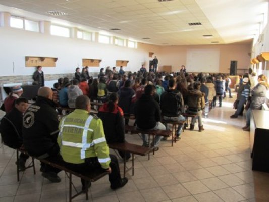 Elevii şi părinţii din Nicolae Bălcescu, vizitaţi de poliţişti